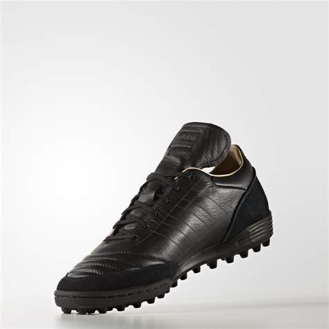 helemaal zwarte adidas voetbalschoenen